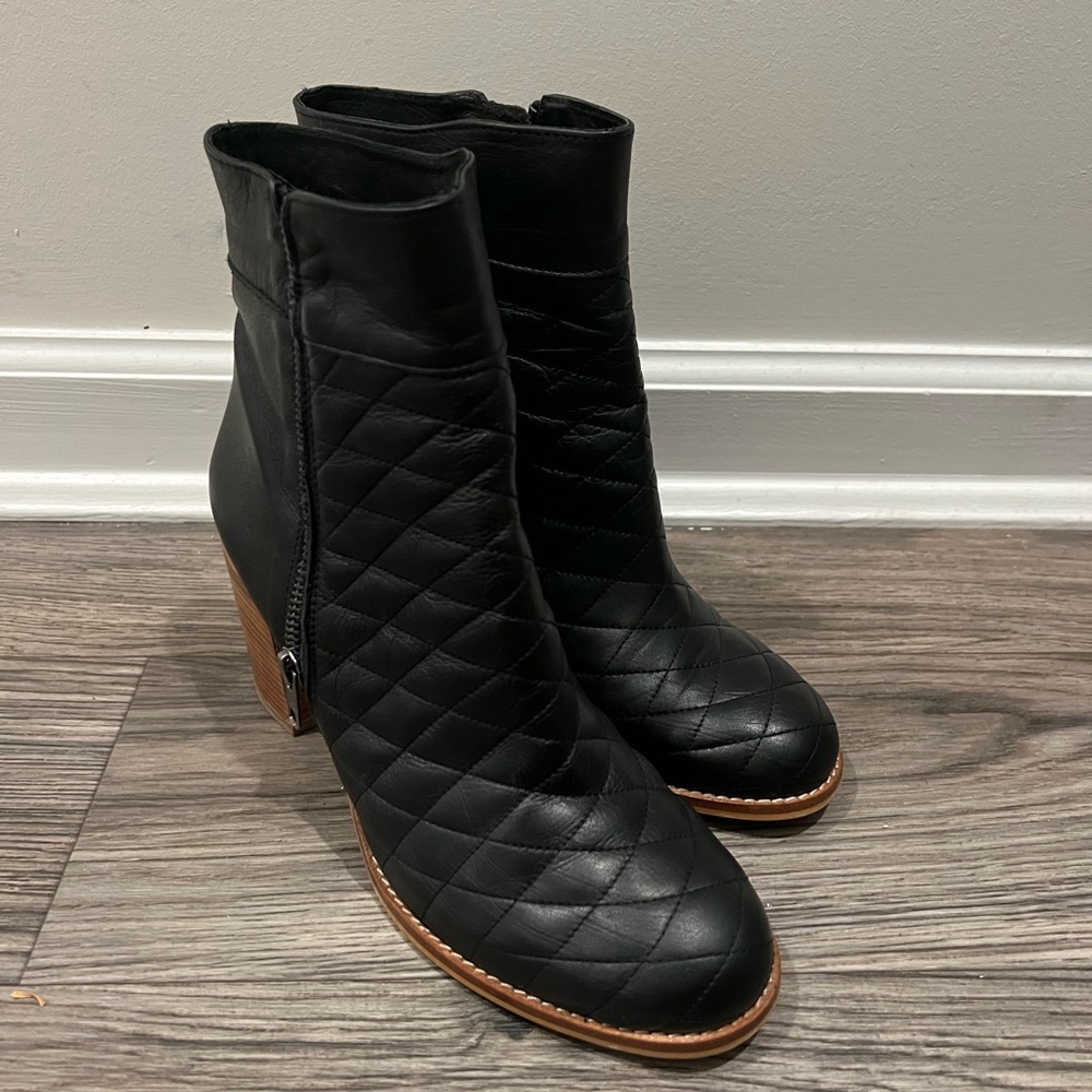 House of Harlow 1960 Black Quilted Leather Ankle Booties Size 10
